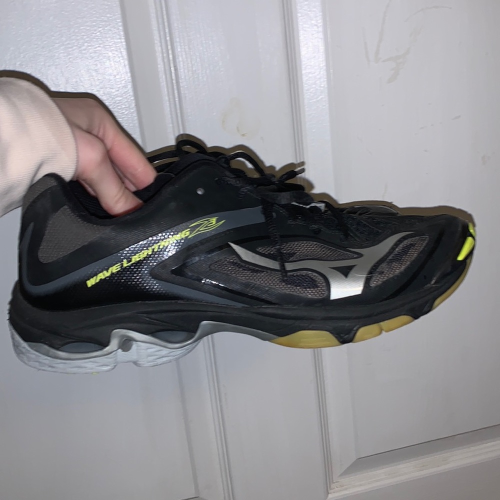 ⭐️Size 10 Lightly used black and yellow Mizzuno volleyball shoes